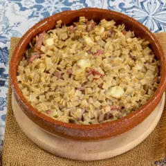 Un plat de croziflette gratinée, avec des lardons et du fromage fondant, prêt à être dégusté.