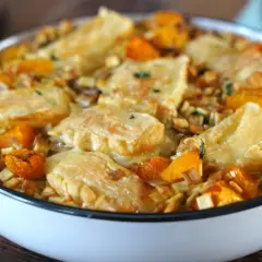 Gratin de crozet aux dés de courge et reblochon fondant, un plat savoyard réconfortant.