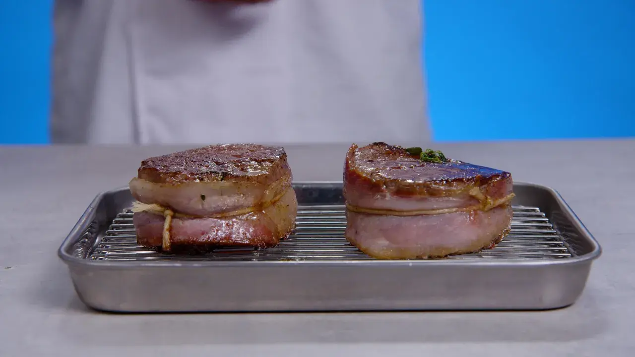 Deux filets mignons au four, enveloppés de lard, prêts à être dégustés.